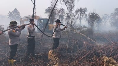 Kerahkan 123 Personel, Kapolres Kampar Pimpin Langsung Pemadaman & Pendinginan Karhutla di Rimbo Panjang