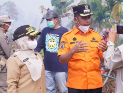 Tanggap Darurat Karhutla, Bupati dan Wabup Kampar Turun Langsung Kawal Pemadaman di Desa Rimbo Panjang
