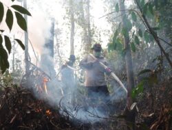 Jauh, Terjal, Tanpa Sinyal — Kapolres Kampar Tetap Berhasil Padamkan dan pendinginan Api Karhutla di Kampar Kiri