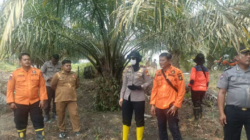 Kapolsek XIII Koto Kampar Pimpin Langsung Pemadaman Karhutla Seluas 7 Hektare di Desa Pulau Gadang