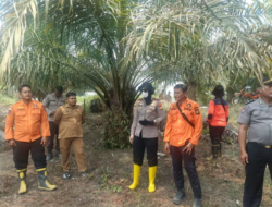 Kapolsek XIII Koto Kampar Pimpin Langsung Pemadaman Karhutla Seluas 7 Hektare di Desa Pulau Gadang