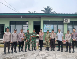 Perkuat Sinergitas TNI-Polri, Kapolsek XIII Koto Kampar Beri Kejutan Kue Ulang Tahun di HUT ke-81 TNI